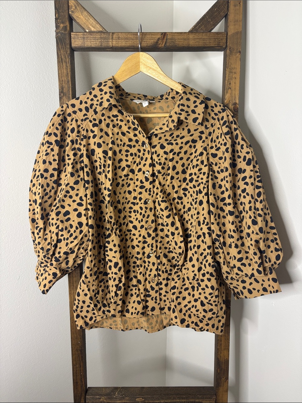 crown & ivy Tan Leopard Puff-Sleeve Button Down Top Size L